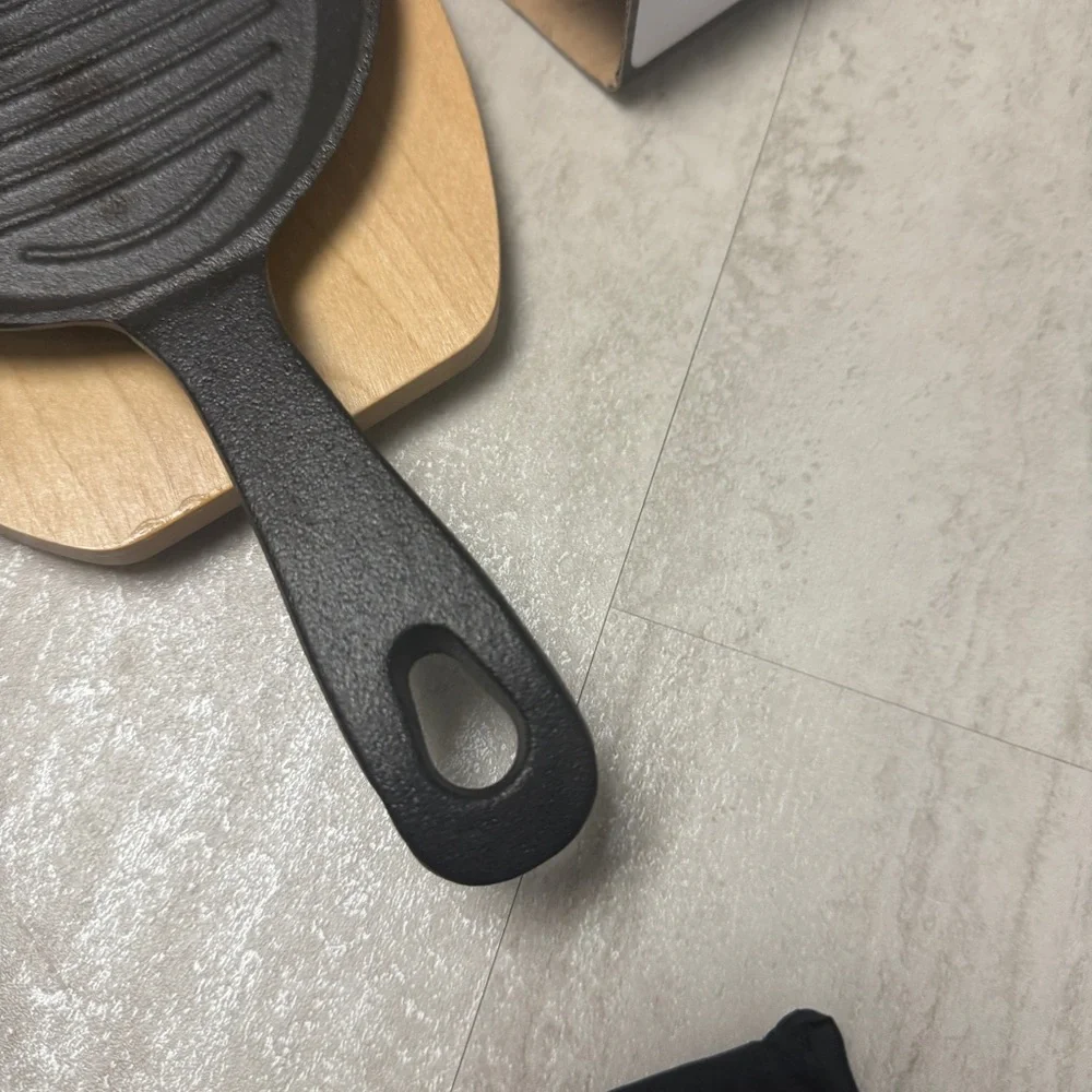 Jim Beam Cast Iron Skillet Set wooden plate